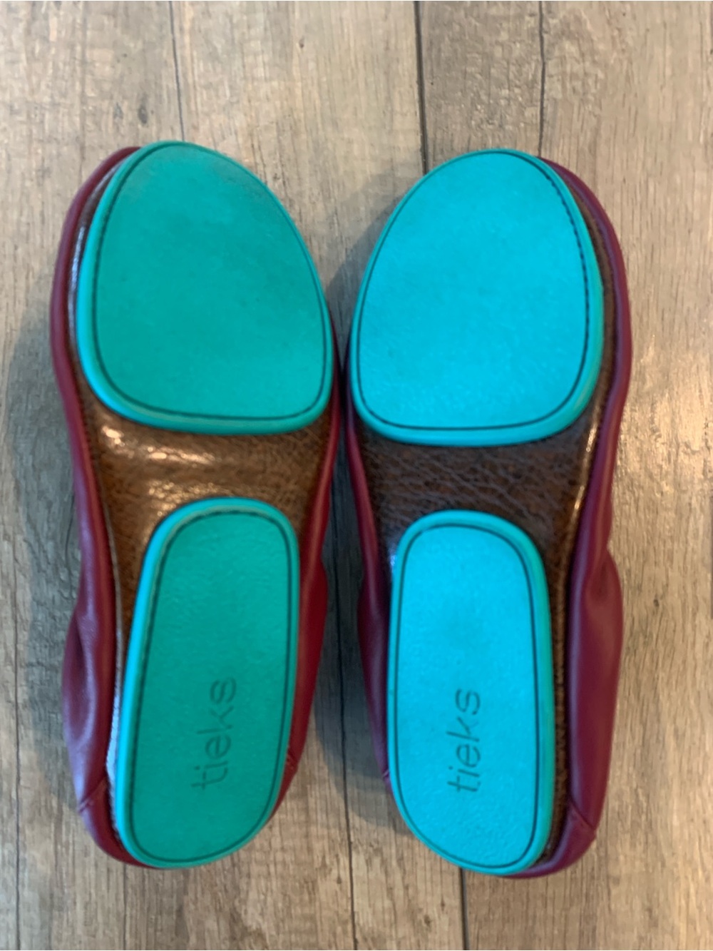 Tieks Sz 8 Foldable Burgundy Leather Slip-On Ballet Flats with Teal Heel Tab - Picture 16 of 16